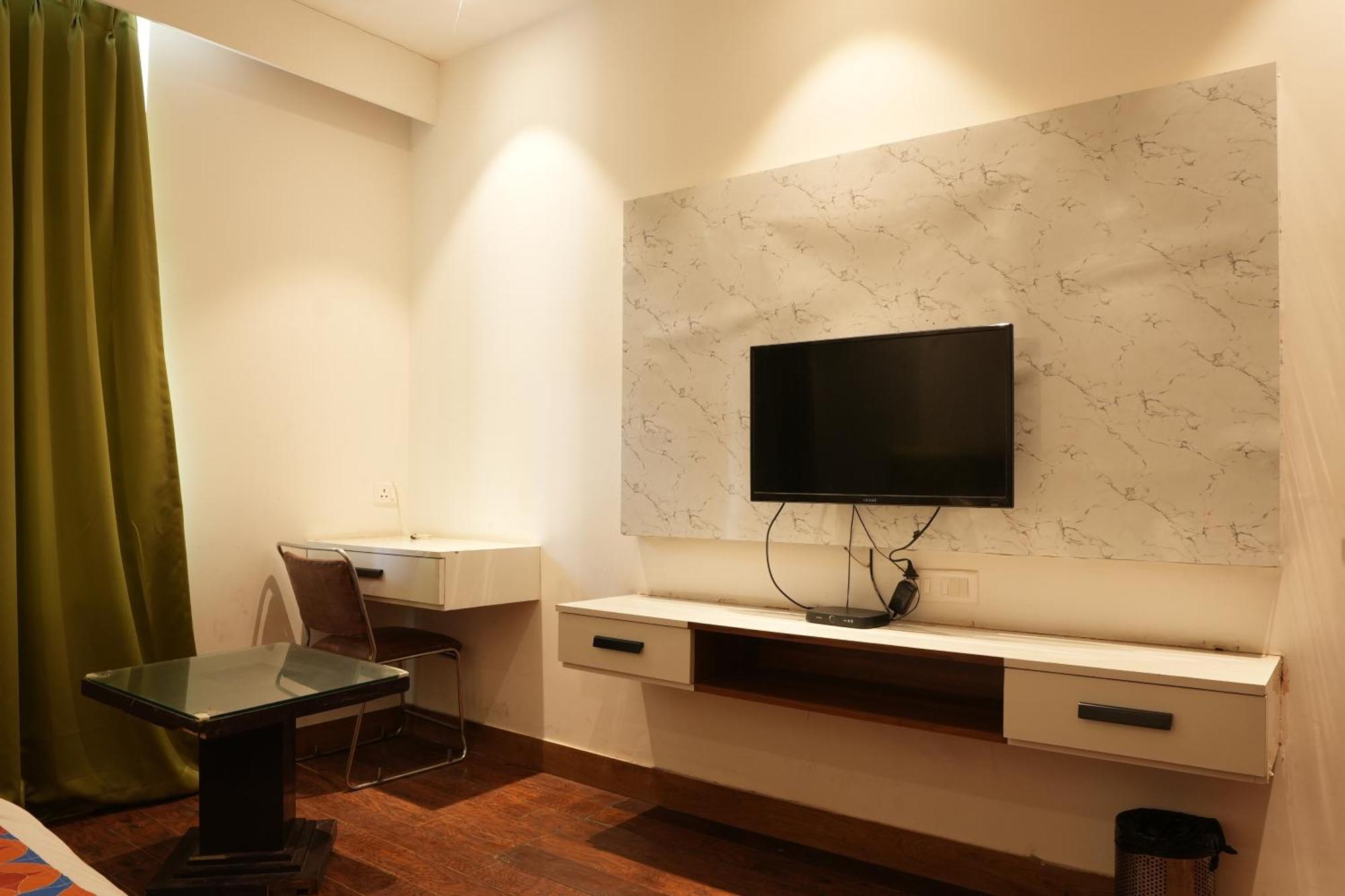 Hotel Elite Sector 45 I Gurgaon Central I Couple Friendly エクステリア 写真